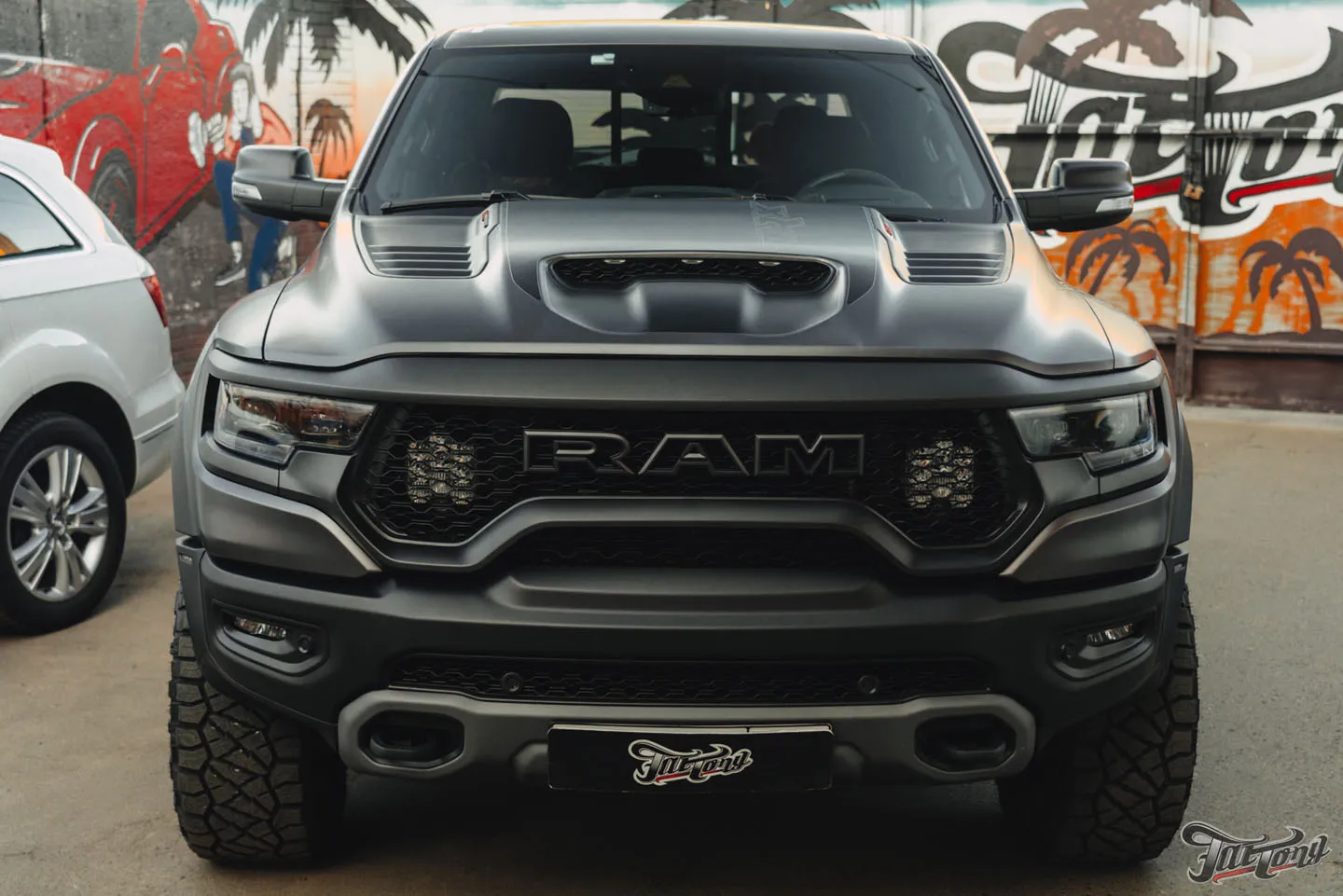 Оклеили RAM TRX матовым полиуретаном и выполнили фирменный Шиномонтаж на вибростенде на стендах Hunter